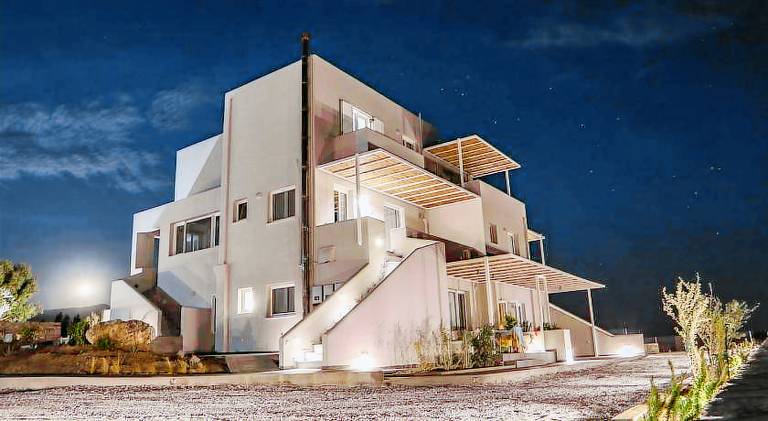Holiday apartment with garden & patio in Andros