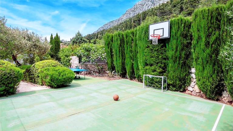 Villa with yard, terrace & private pool — photo 4
