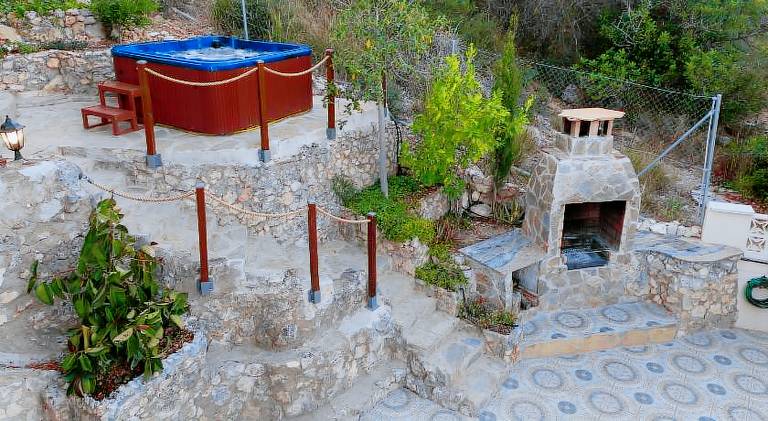 House with jacuzzi — photo 5