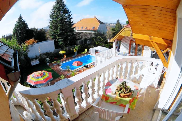 Holiday apartment with yard, pool & BBQ — photo 2