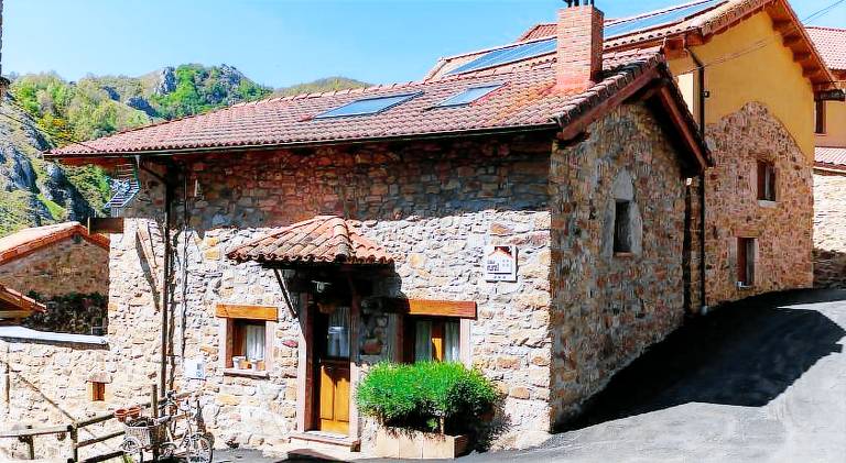 House with barbeque, terrace & pool | Good for workation in León