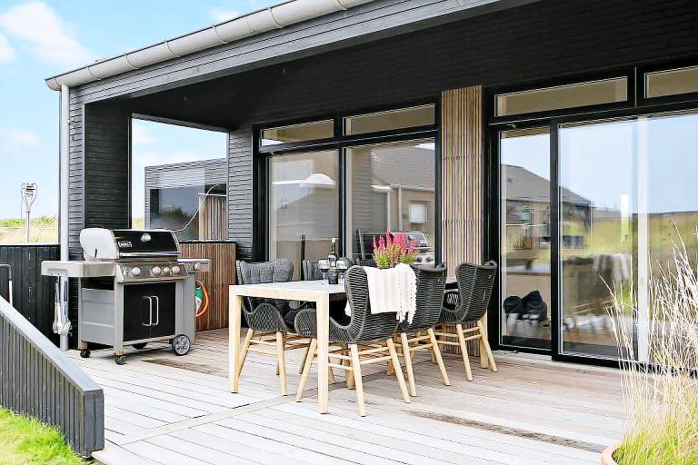 Vacation home with patio, sauna & barbeque | Beach nearby | Pets are welcome — photo 3