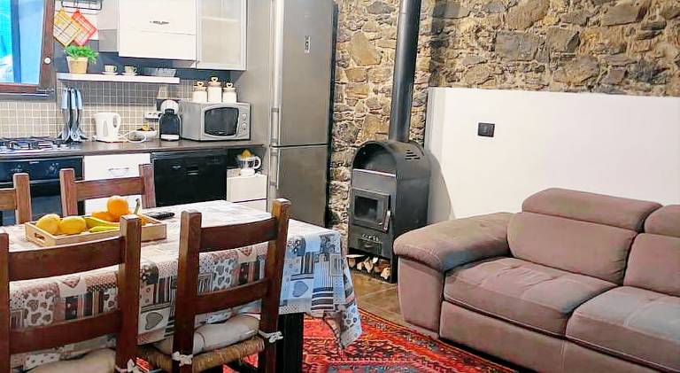 Fully equipped vacation home with yard, patio & BBQ | Suitable for remote work | Pet-friendly — photo 5