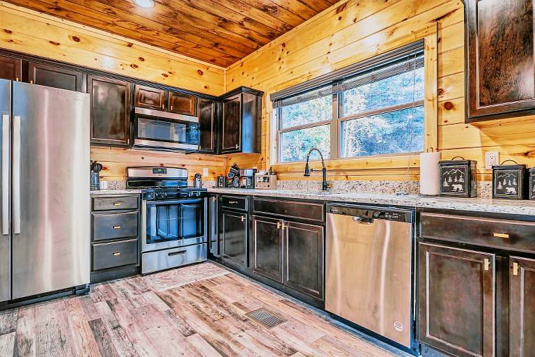 Family-oriented house with fast internet, BBQ & pool | Pets are welcome — photo 3