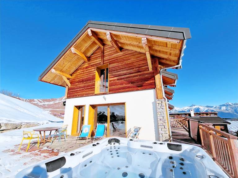 Children-friendly ample chalet with garden, patio & jacuzzi | Mountain view | Next to the ski | Suitable for remote work | Pets are welcome in Fontcouverte-la-Toussuire