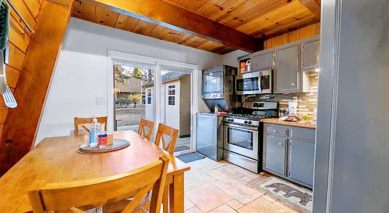 Vacation home with yard, barbecue & patio — photo 3