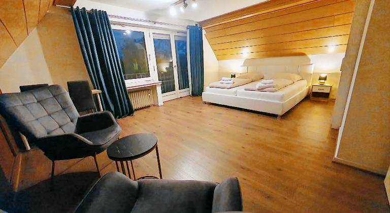 Gemutliches Privatzimmer mit franzosischem Doppelbett an der Universitatsklinik Mainz