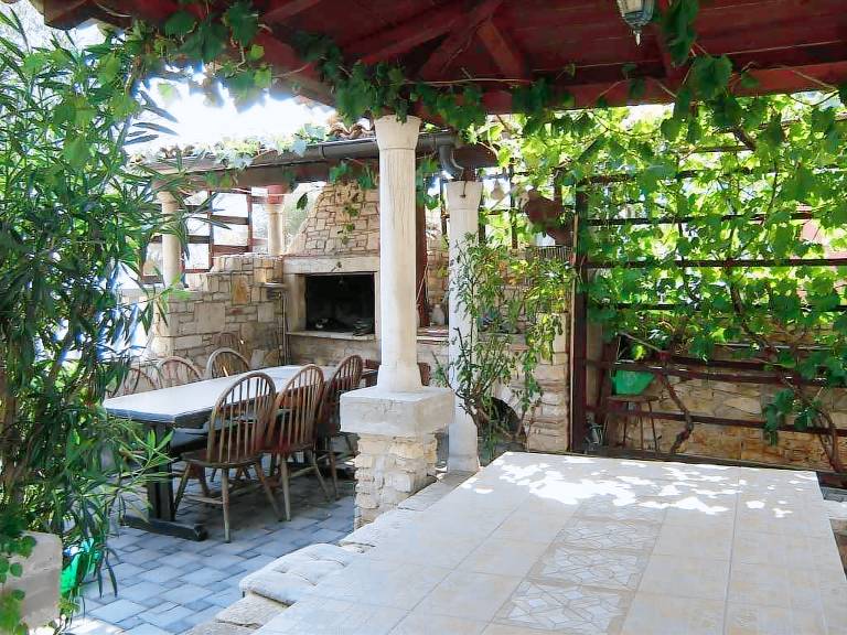 Holiday apartment with yard, barbecue & patio — photo 4