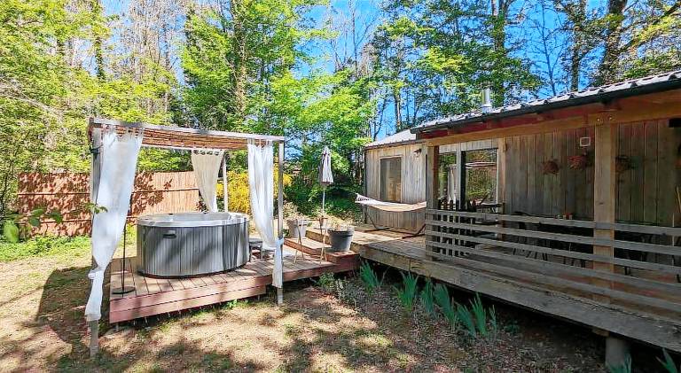 Chalet with pool & jacuzzi in Bergerac