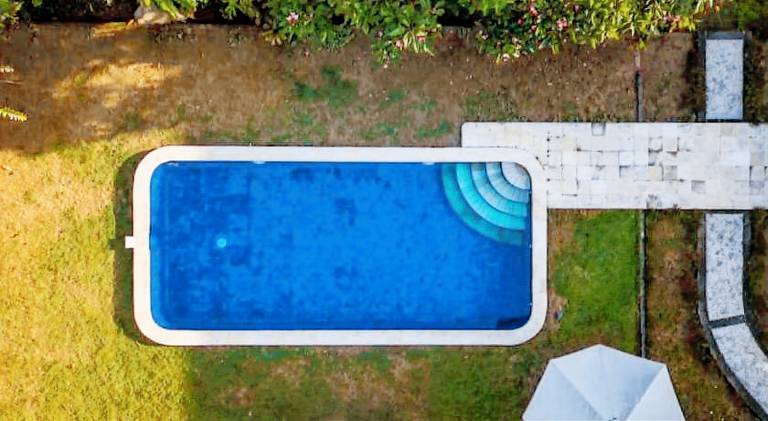 Vacation home with pool — photo 3