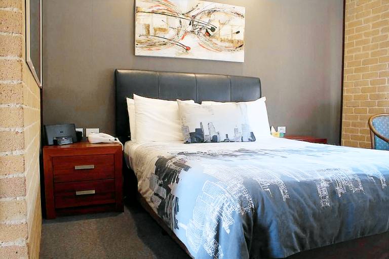 Motel  Queanbeyan City Council