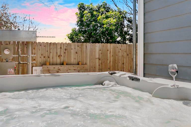 Family-oriented condo with hot tub, BBQ & pool | Dogs allowed — photo 5
