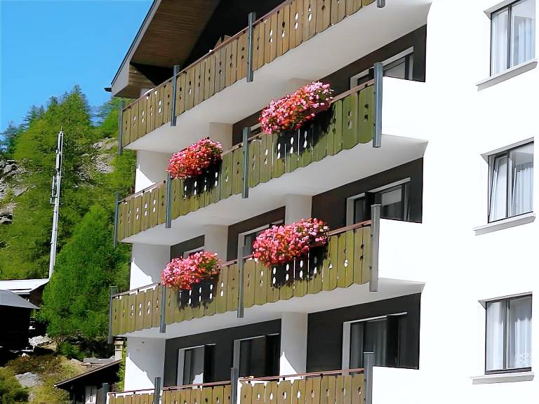 Holiday apartment with terrace, sauna & garden in Saas Almagell