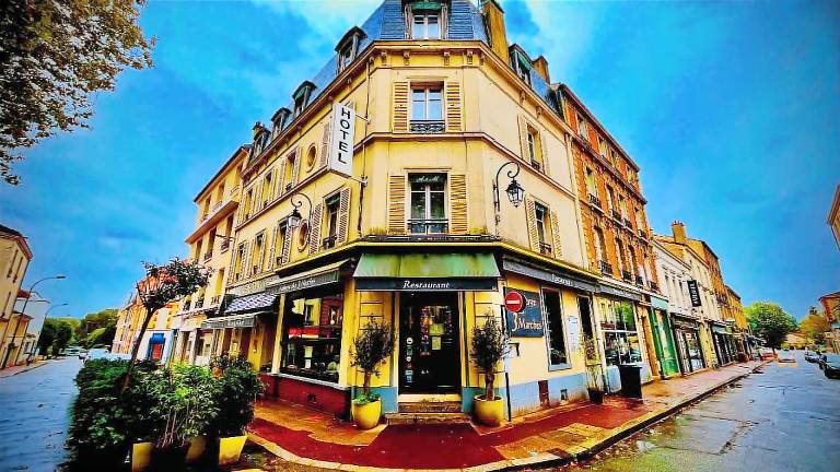 HOTEL PARIS VESINET- Logis Hotel Restaurant in Poissy
