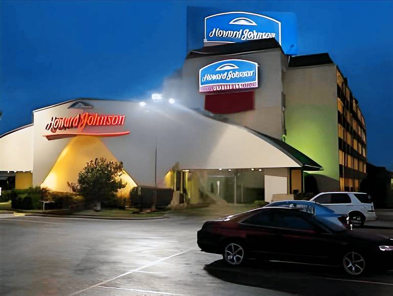 Howard Johnson by Wyndham Arlington Ballpark / Six Flags in Arlington, TX