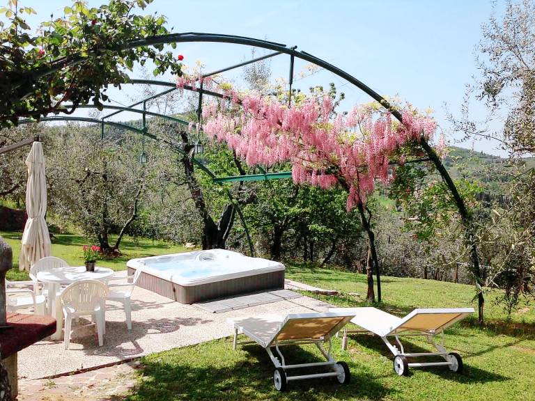 Ferienwohnung mit Whirlpool und Garten