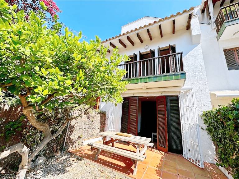 House with patio — photo 3