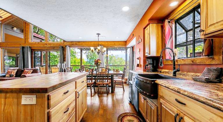 House with jacuzzi — photo 4