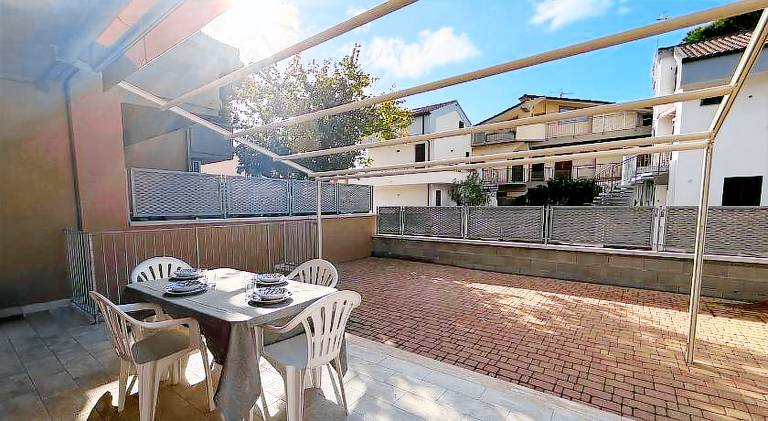 Rental apartment with yard & barbeque — photo 4