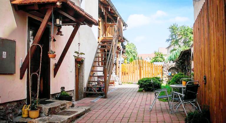 Apartment with barbeque & yard — photo 3