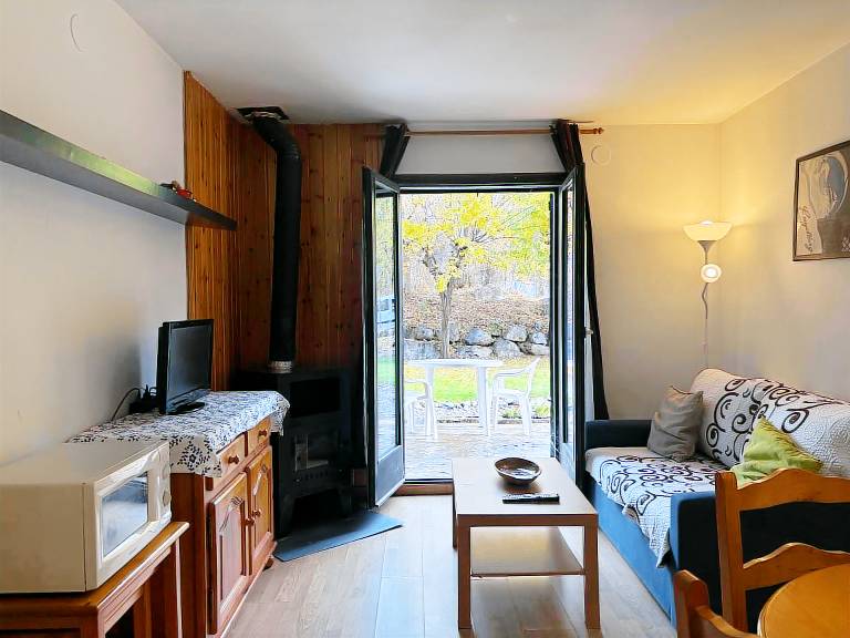 Holiday apartment with yard, barbeque & patio — photo 3