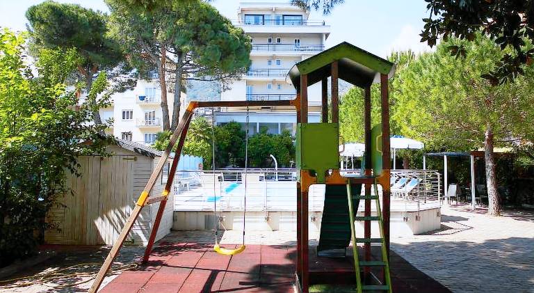 Serviced apartment with garden, pool & patio — photo 5