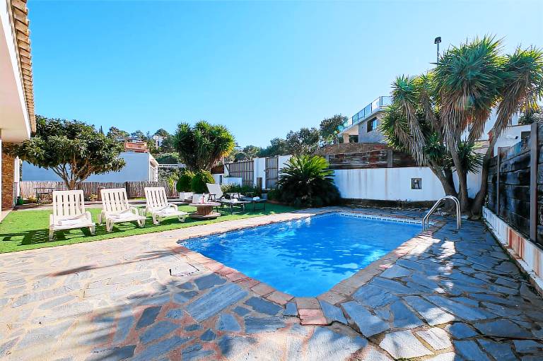 Fully equipped ample vacation home with terrace, garden & private pool | Pets allowed — photo 5