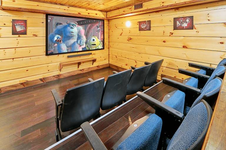 Family-oriented vacation home with hot tub & fast internet | Golf view | Pet-friendly — photo 3