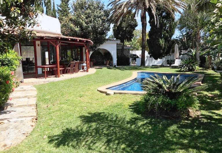 Family-oriented lovely villa with barbecue, jacuzzi & heated pool | Mountain view | Close to the beach | Pet-friendly — photo 4