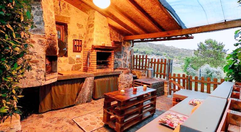 Villa with barbecue, terrace & pool | Perfect for remote work | Pets allowed — photo 3