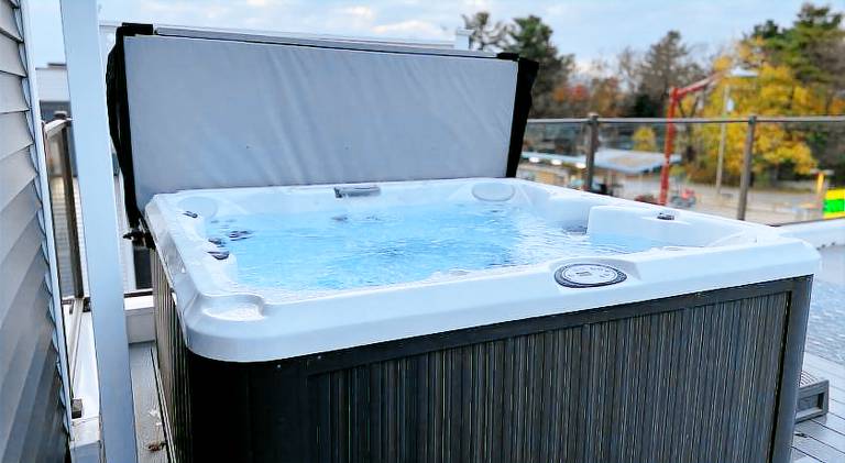 House with jacuzzi | Good for workation in Traverse City, MI