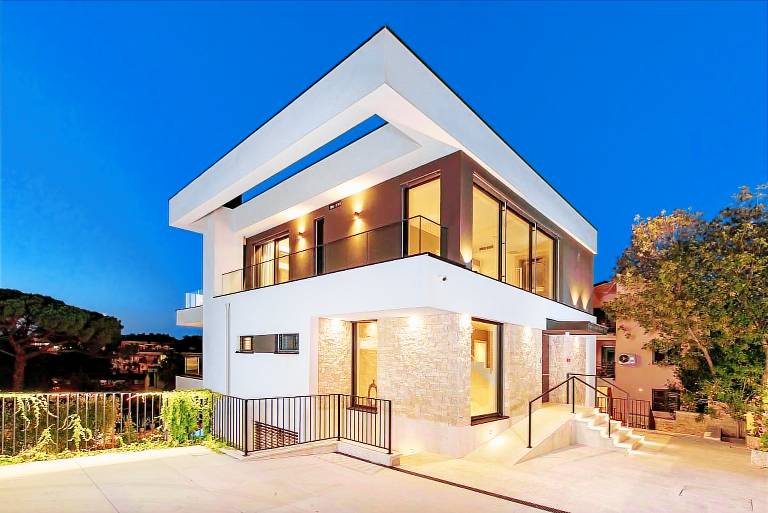 Child-friendly villa with patio, garden & hot tub | Sea view | Close to the beach | Good for workation | Pet-friendly — photo 3