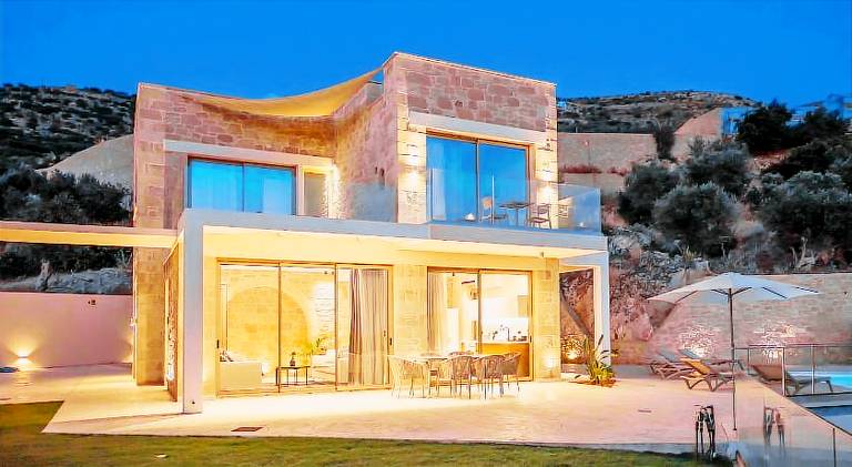 Villa with yard, private pool & hot tub — photo 3