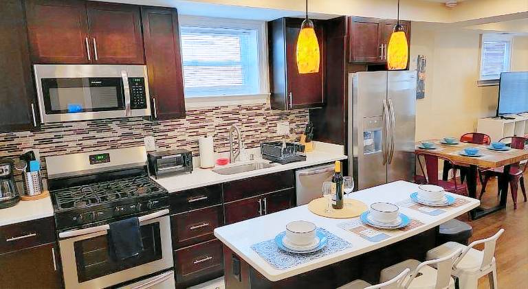 Luxurious DC Townhome ideal for Large Families plus Free Parking
