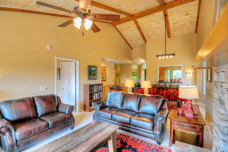 Vacation home with pool & BBQ | Mountain view — photo 4