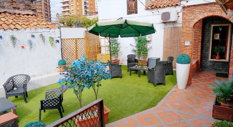 Rental apartment with yard & terrace in Aci Castello