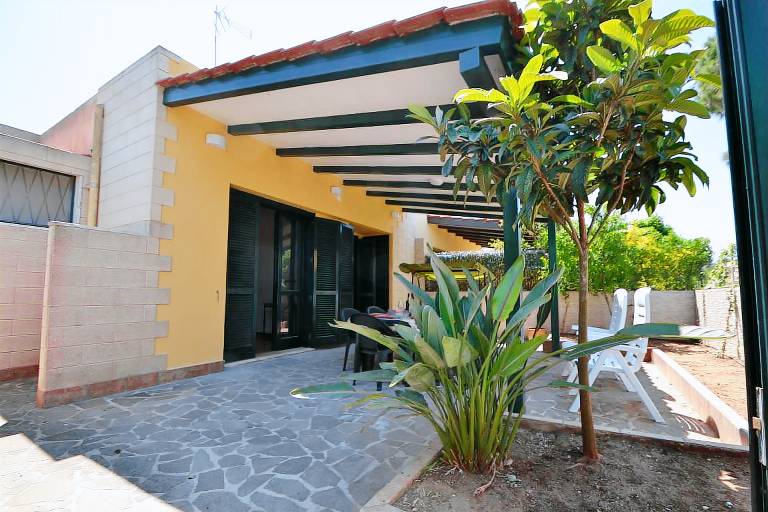 House with yard | Garden view — photo 4