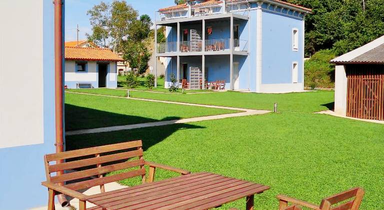 Apartment with yard, patio & grill — photo 4