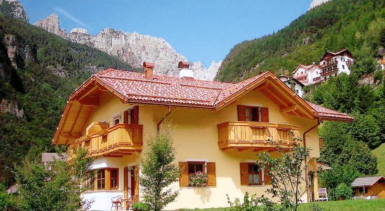 Holiday apartment with patio & garden in Molveno