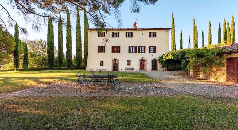 Farm with pool in Siena