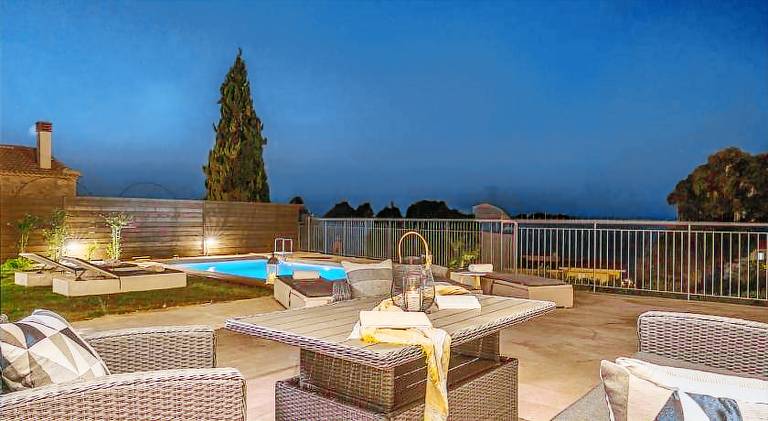 Villa with private pool, patio & yard — photo 4