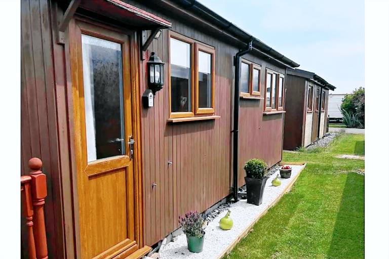 2 Bed Chalet Sleeps 6 - Pets, Near Beach, Parking in Mablethorpe