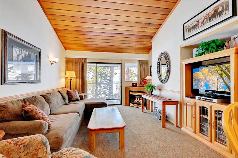 Children-friendly beautiful condo with private pool | Close to the ski | Pet-friendly in Mammoth Lakes, CA