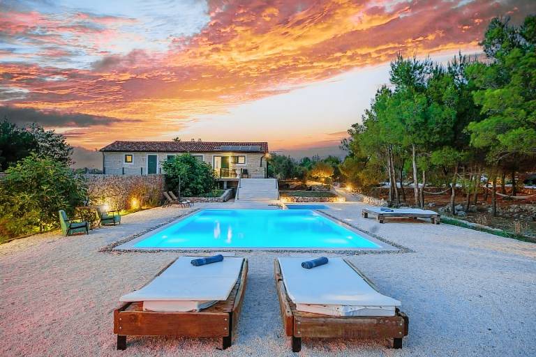 Family-friendly villa with garden, private pool & patio | Pet-friendly in Vodice