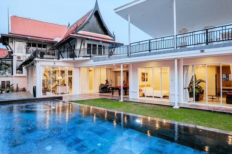 Sea house beachfront pool villa 芭提雅海屋度假民宿六卧 in Sattahip