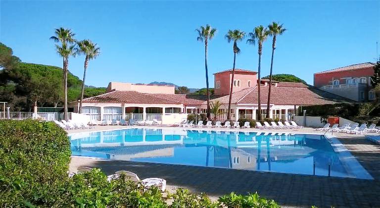 Apartment with yard, private pool & terrace in Saint-Raphaël