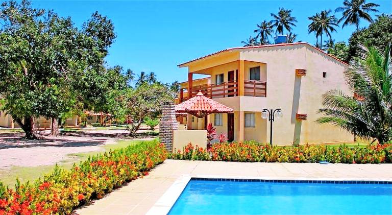 Serviced apartment with pool, yard & grill in Maragogi