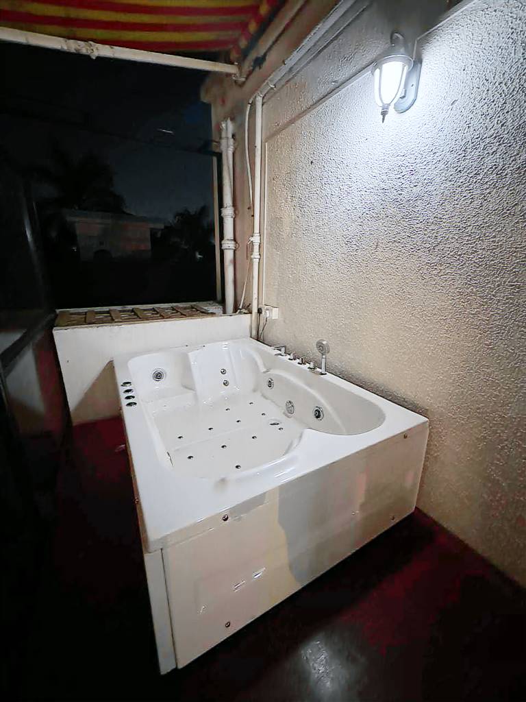 Oni Cása- 5bhk bungalow Rooftop patio with Jacuzzi — photo 5