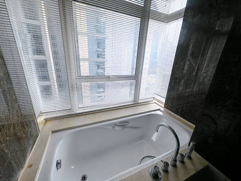 Child-friendly apartment with pool, garden & hot tub | Close to Petronas Towers | Water view | Suitable for remote work | Pet-friendly — photo 5