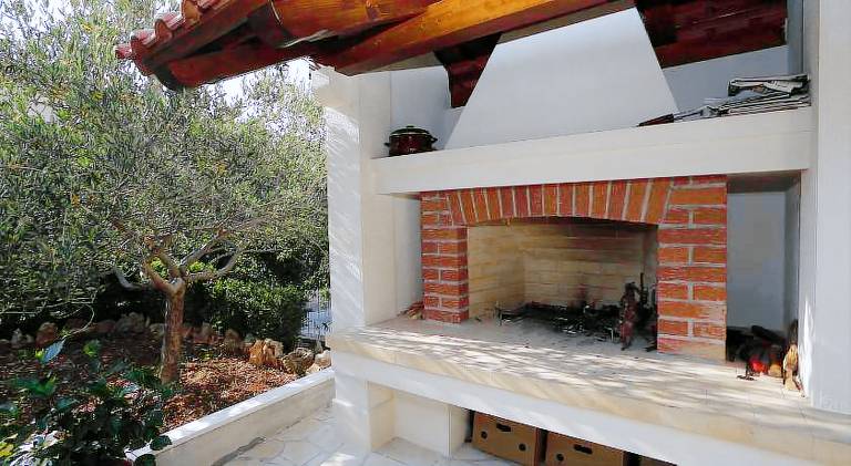 Rental apartment with yard, terrace & barbeque — photo 3